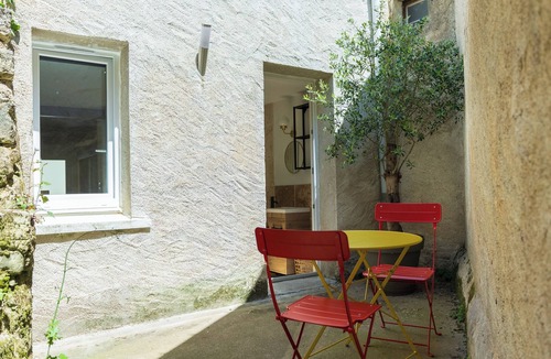 Loches Apartment | Le 7 Bis, 250m from Loches town center and 30 minutes from Beauval ZOO