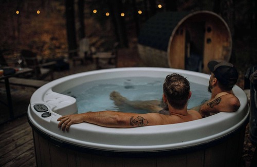 Potton Ski Chalet | Le 88 Howard - Spa, Sauna, River & Cute Bridge!