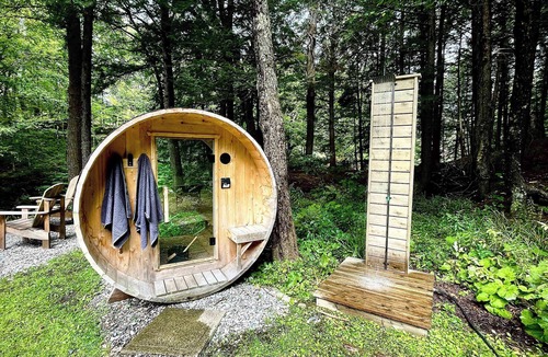Potton Ski Chalet | Le 88 Howard - Spa, Sauna, River & Cute Bridge!