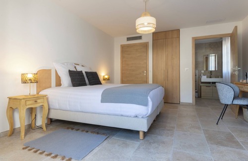 La Roquebrussanne Bed & Breakfast | Le Baguier