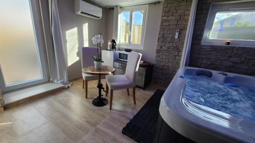 Le Val House | le bain, SPA et farniente