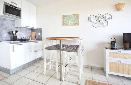 Saint-Jean-de-la-Riviere Apartment | Le balcon de Jersey - face à la mer