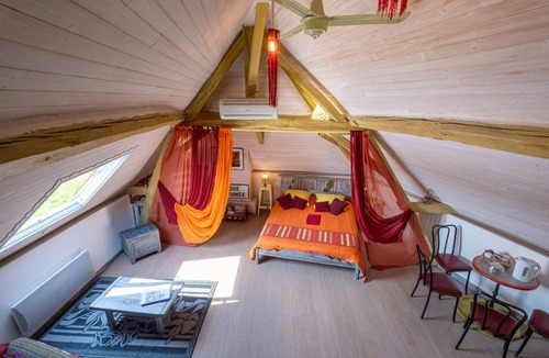 La Chapelle-sur-Loire Bed & Breakfast | Le Balcon De Loire - Curry Room: Escape and Serenity by the Loire