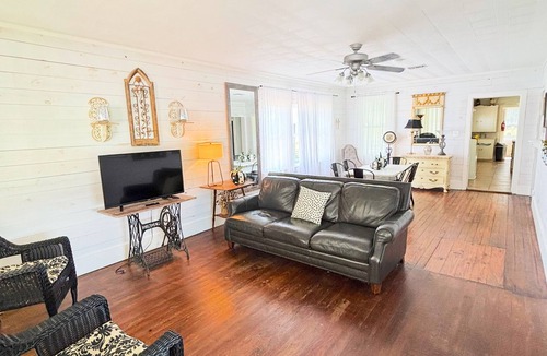 Lafayette Other | Le Barn Rouge Bed & Breakfast A Country Living Home in Acadiana