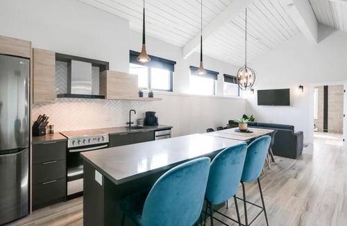 Laval House | Le Barrette - Complexe la Voûte