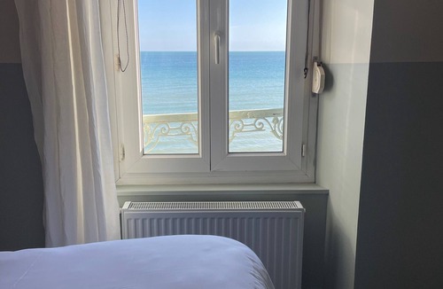 Luc-sur-Mer Hotel | Le Beau Rivage