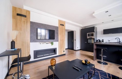 Athis-Mons Apartment | Le Black & White - 10 min Orly, 3 min Gare Juvisy