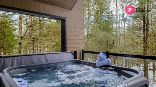 Pont-Rouge House | Le Bleu Bourgeois - Chalet 6 pers Spa privé Piscine Sauna - Resort près de Québec