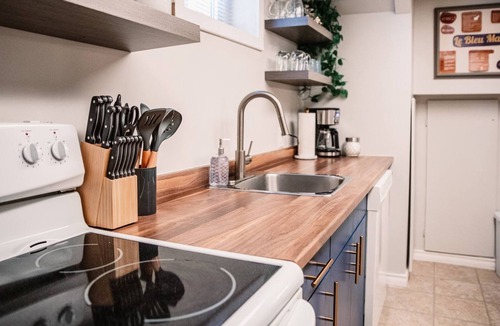 Timmins Apartment | Le Bleu Marin - Monthly Stays Welcome!