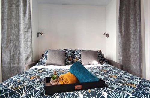 Castelnaudary Apartment | Le Bouda avec un balcon vue sur la République