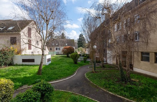 Mantes-la-Ville Apartment | Le Bouquet Violet - Gare à 1 km