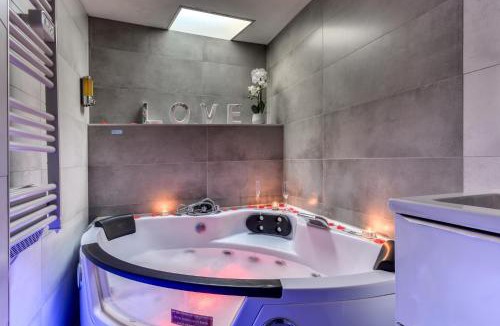 Le Bourg Apartment | Le Bourget - Suite et Envolée romantique avec Jacuzzi