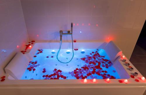 Quillan Apartment | Le bridgerlove Tantra Jacuzzi Unique