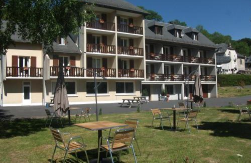 Saint-Jacques-des-Blats Hotel | Le Brunet
