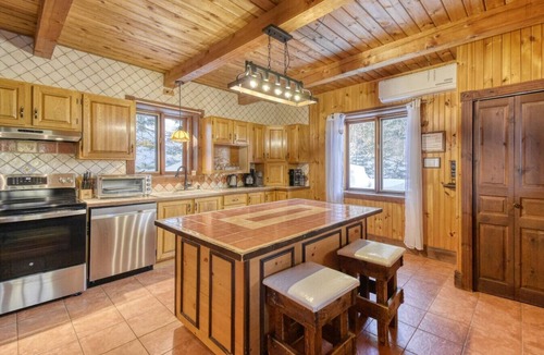 St-Adolphe-d'Howard Cottage | Le Bûcheron · Spa & Lake Access Chalet +EV Charger