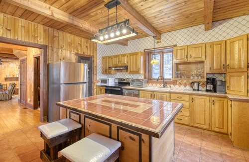 St-Adolphe-d'Howard Cottage | Le Bûcheron · Spa & Lake Access Chalet +EV Charger