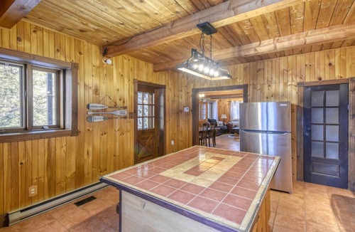 St-Adolphe-d'Howard Cottage | Le Bûcheron · Spa & Lake Access Chalet +EV Charger