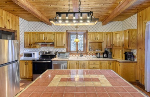St-Adolphe-d'Howard Cottage | Le Bûcheron · Spa & Lake Access Chalet +EV Charger