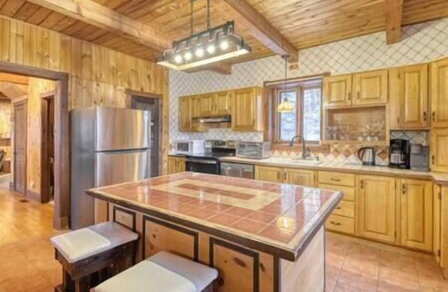 St-Adolphe-d'Howard House | Le Bûcheron · Rustic Chalet w/Spa & Lake Access