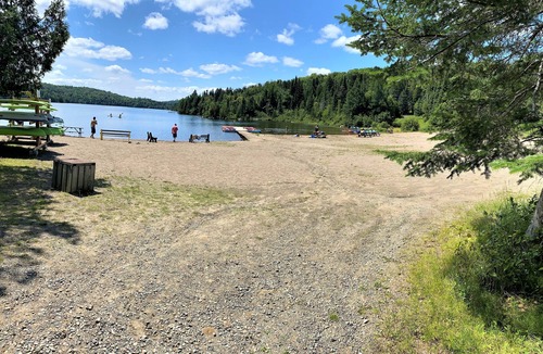 Sainte-Lucie-des-Laurentides Cabin | Le2140, Chalet rustique avec plage au Lac Sarrazin