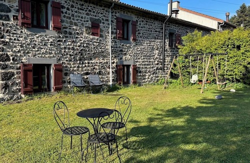 Saint-Genes-Champanelle House | Le cabanon de Léonie, Gîte at the foot of the Puy-de-Dôme in the heart of the Auvergne volcanoes