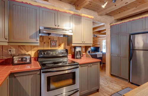 Saint-Alexis-des-Monts Cabin | Le Caché: intimate log cabin, spa and waterfront (kayaks)