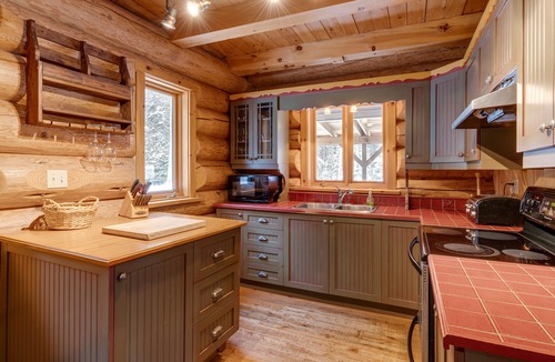 Saint-Alexis-des-Monts Cabin | Le Caché: intimate log cabin, spa and waterfront (kayaks)