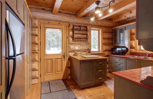 Saint-Alexis-des-Monts Cabin | Le Caché: intimate log cabin, spa and waterfront (kayaks)