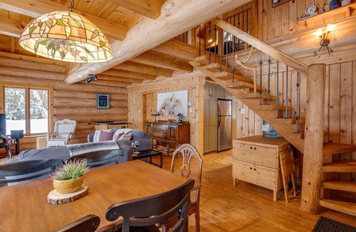 Saint-Alexis-des-Monts Cabin | Le Caché: intimate log cabin, spa and waterfront (kayaks)