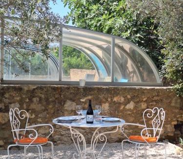 Saint-Julien-de-Peyrolas House | Le Campelier Gîte avec piscine couverte