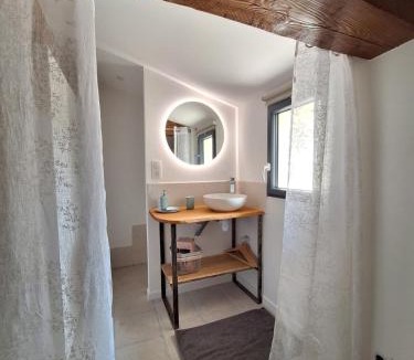 Saint-Julien-de-Peyrolas House | Le Campelier Gîte avec piscine couverte