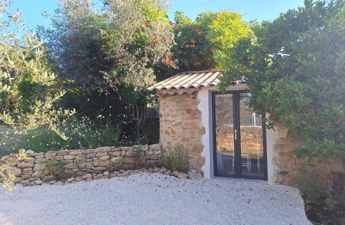 Saint-Julien-de-Peyrolas House | Le Campelier Gîte avec piscine couverte