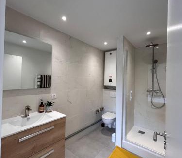 Secteur 5 Apartment | Le Camus