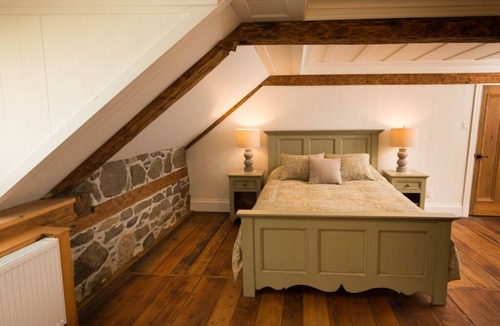 Saint-Roch-des-Aulnaies House | Le Canadien - room (2) with private bathroom Enr. 304001