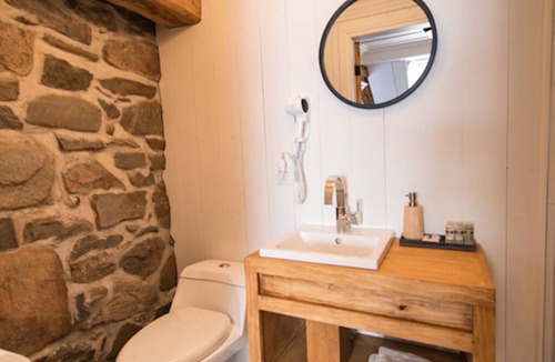 Saint-Roch-des-Aulnaies House | Le Canadien - room (2) with private bathroom Enr. 304001