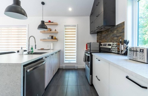 Saint-Alphonse-Rodriguez Ski Chalet | Le Caribou | waterfront | hot tub