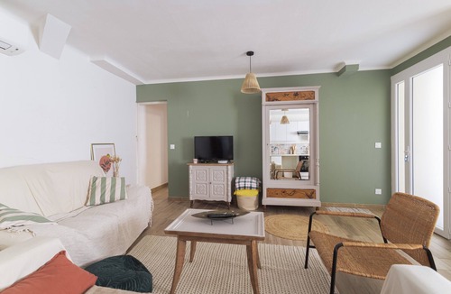 Saint-Hippolyte Apartment | Le Carmen apartment in the heart of Saint-Hippolyte, 3 bedrooms, up to 6 guests
