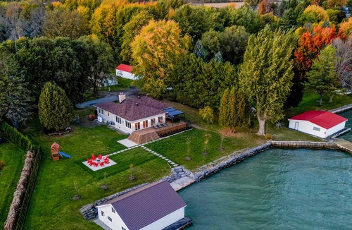 South Glengarry Ski Chalet | Le Castel ♥ Lake Front ☼ Fireplace ☼ Kayaks ☼ Pool table ☼ Central AC ☼ BBQ