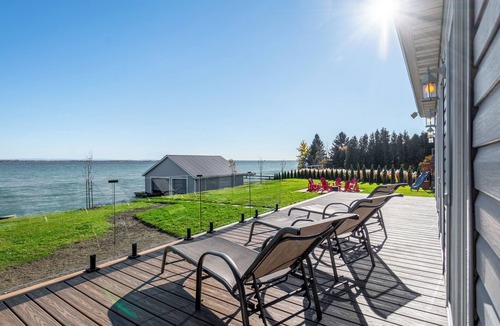 South Glengarry Ski Chalet | Le Castel ♥ Lake Front ☼ Fireplace ☼ Kayaks ☼ Pool table ☼ Central AC ☼ BBQ