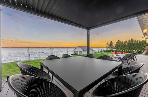 South Glengarry Ski Chalet | Le Castel ♥ Lake Front ☼ Fireplace ☼ Kayaks ☼ Pool table ☼ Central AC ☼ BBQ