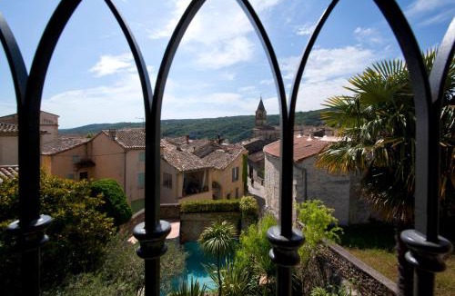 Collias Hotel | Le Castellas Hotel & SPA - PONT DU GARD - UZES