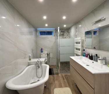 La Courneuve House | Le " Cerisier" Villa Single bed male shared room daily stay 20h to 10h