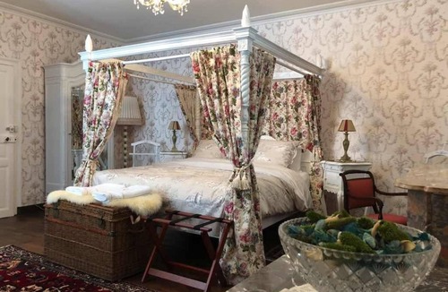 Saint-Leger-des-Pres Bed & Breakfast | Le Château de la Croix Chemin