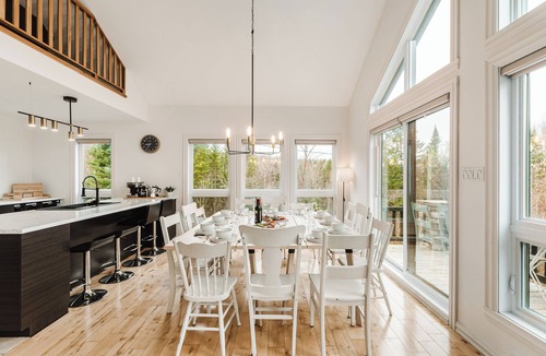 Namur Ski Chalet | LE CHÂTEAU: SPA, LAKE, BBQ, CANOES, FIRE PLACE, WIFI, FIRE PIT, TRANQUILITY, FUN