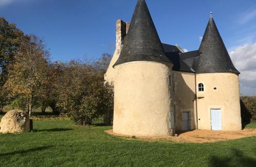 Marcilly-sur-Maulne House | Le châtelet du château de Marcilly