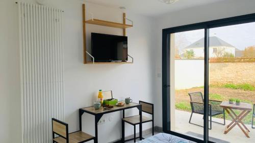 Saint-Hilaire-Saint-Mesmin Apartment | Le Chaleureux Studio 3- Parking - 20 min central