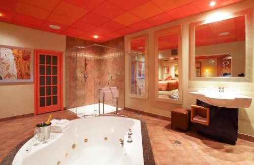 Cote-Des-Neiges—Notre-Dame-De-Grace Hotel | Le Chabrol Hotel & Suites