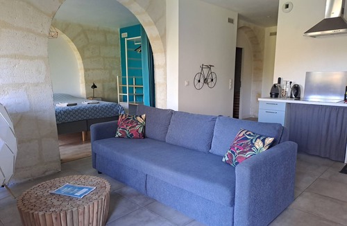 Sadirac Apartment | Le Chai, charming cottage with lake view