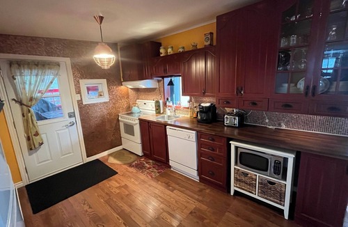 Saint-Alexis-des-Monts Ski Chalet | Le chalet du bonheur is right on the lake, ideal for families.