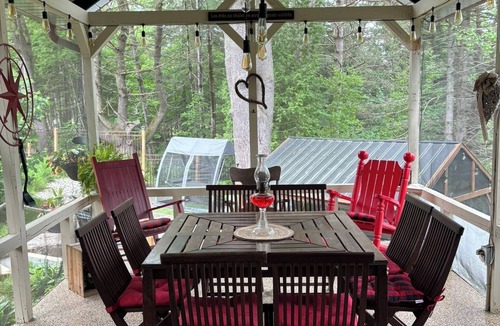 Saint-Alexis-des-Monts Ski Chalet | Le chalet du bonheur is right on the lake, ideal for families.